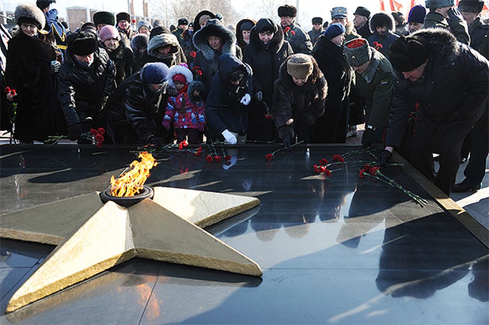 Жители Читы на Мемориале боевой и трудовой славы забайкальцев во время митинга, посвященного празднованию Дня защитника Отечества.