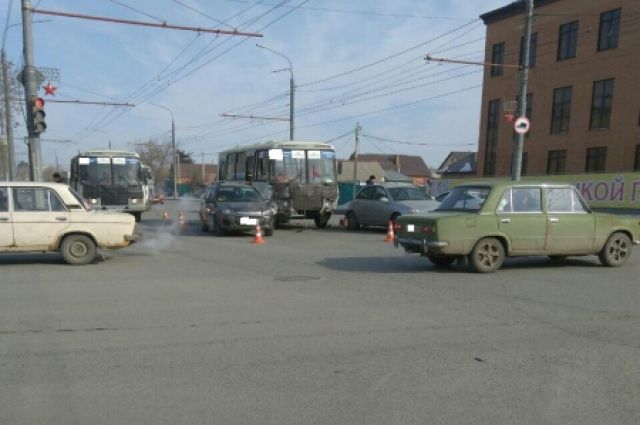 Тройное ДТП: в центре Оренбурга водителю «ПАЗа» стало плохо за рулем.