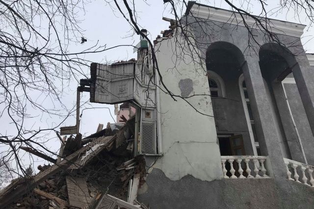 Разрушенное здание дома приемов обкома партии в Оренбурге.