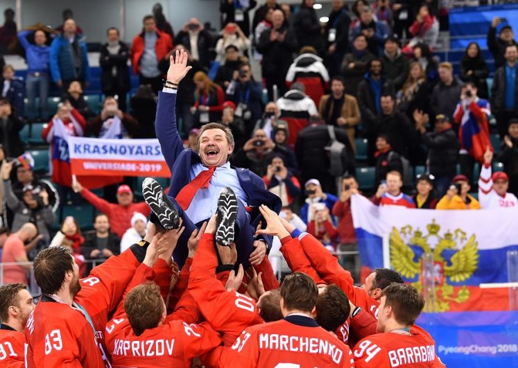 Российские хоккеисты качают главного тренера Олега Знарка.