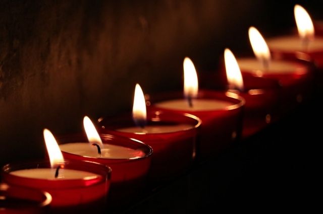 Женщина читала молитвы и для этого зажгла дома свечку.
