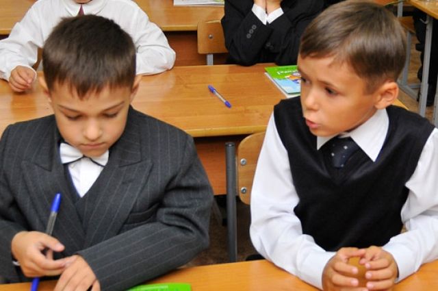 В омских школах начали закупать учебники для первоклассников. 