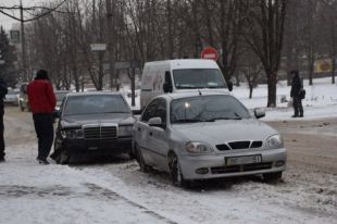 В Николаеве столкнулись авто: Lanos сбил пешеходов, есть пострадавшие