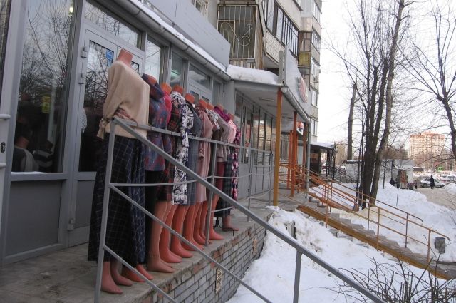 Жильцы дома на ул. Адоратского в Казани добились того, что 6 из 11 магазинов съехали. Но некоторые еще держатся.