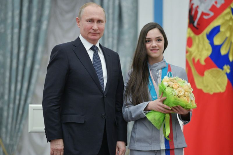Президент РФ Владимир Путин вручил орден Дружбы Евгении Медведевой, завоевавшей серебряную медаль в женском одиночном фигурном катании на XXIII зимних Олимпийских играх в Пхенчхане.