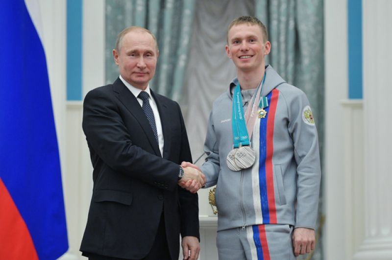 Президент РФ Владимир Путин вручил орден Дружбы Денису Спицову, завоевавшему серебряную медаль в командном спринте в соревнованиях по лыжным гонкам на XXIII зимних Олимпийских играх в Пхенчхане.