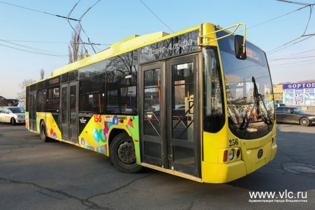 Электрический автобус полвека колесит по Владивостоку.