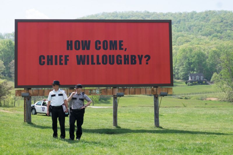 Не менее успешной может стать картина «Три билборда на границе Эббинга, Миссури». Фильм оказался фаворитом в номинациях «Лучший фильм года» и «Лучший оригинальный сценарий».
