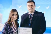 Ксения Орлик получает поздравления от председателя Союза журналистов России.