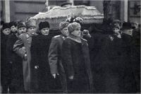 Руководители партии и правительства выносят гроб с телом Сталина из Дома союзов.