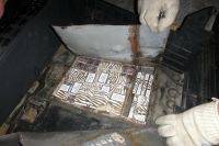 Калининградец замуровал в полу легковой машины более 5 тысяч пачек сигарет.