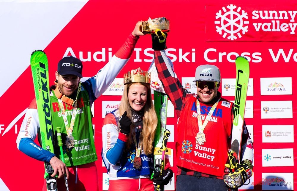 Золотой короной победителя увенчали лучших спортсменов двух южноуральских этапов Кубка мира по ски-кроссу. Среди женщин лучшей стала Фанни Смит (Швейцария) и показавшие одинаковый результат Кевин Друри (Канада) и Йонас Ленер (Швейцария).