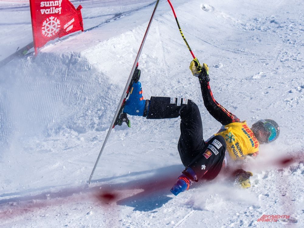 Первый финальный день Кубка по ски-кроссу не обощелся без травм. Спортсмен из Канады Мэтью Людюк получил травму колена, которая потребовала эвакуации с соревновательной трассы.