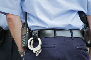 Вместо прохождения досмотра женщина набросилась на полицейского.