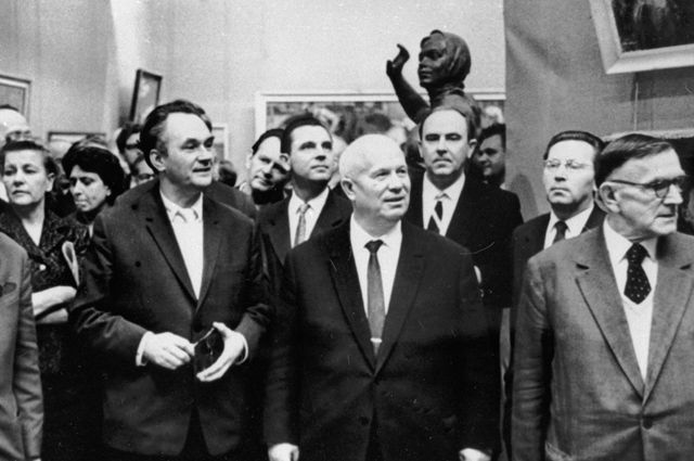 Никита Хрущев в окружении политических и общественных деятелей на выставке в Манеже. 1962 год.