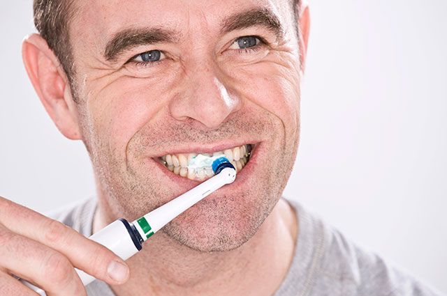 Частая чистка зубов может повредить эмаль и десна. 