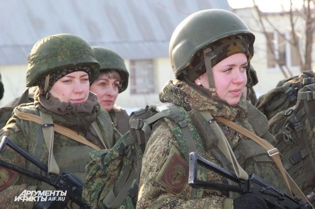 В России девушки служат в армии наравне с мужчинами. 