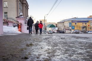 Дороги города покрылись льдом.