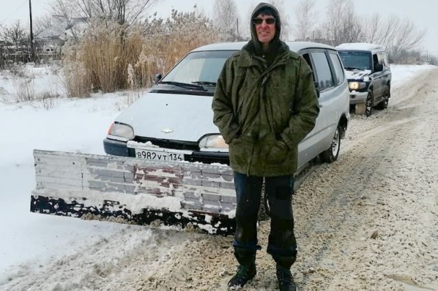 После каждого снегопада Черкасов на время «переквалифицируется» в коммунального дорожника.  