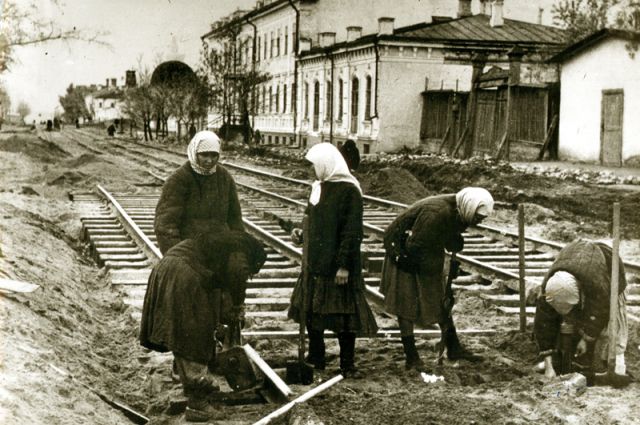Так наши женщины, добившиеся равноправия с мужчинами, укладывали в Ульяновске трамвайные пути.