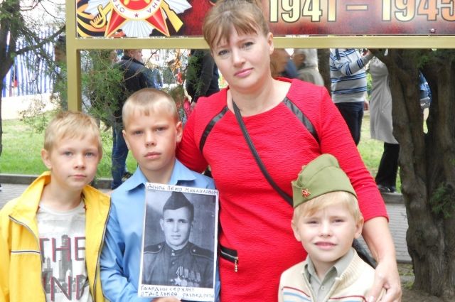 Многодетная мама Наталья Грицунова с младшими сыновьями.
