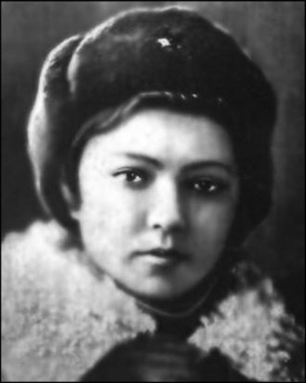 Елена Колесова. Командир диверсионной группы партизанского отряда специального назначения. В 1942 году группа «атамана-десантницы Лёльки» наводила ужас на фашистов в Минской области. С мая по сентябрь 1942 года группой Колесовой был уничтожен мост, 4 вражеских поезда, 3 автомашины, разгромлено 6 вражеских гарнизонов. Погибла во время операции по разгрому укрепленного немецкого гарнизона. Посмертной ей было присвоено звание Героя Советского Союза.