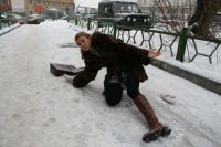 Пешеходам тоже приходится нелегко. В ростовские травмпункты ежечасно поступают пострадавшие.
