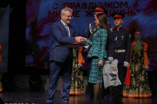 Иван Белозерцев вручил отличившимся жительницам области губернаторские награды.