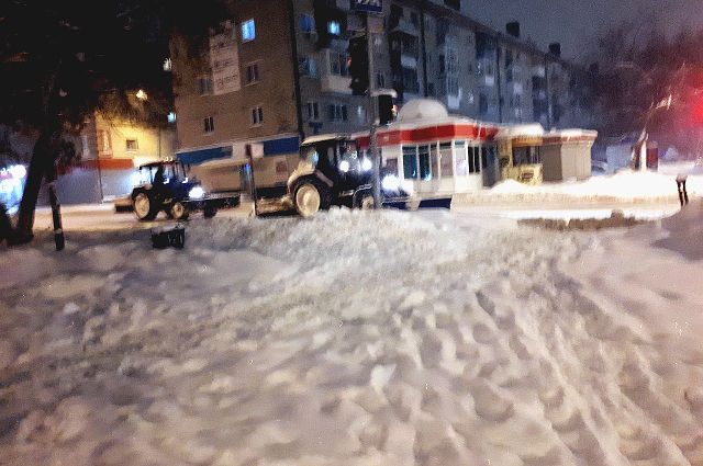 В Тюмени выпало 15 см снега: улицы убирают около 600 единиц спецтехники