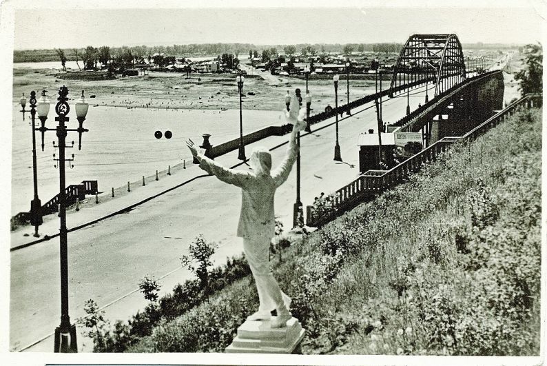 Мост в 1961 году, пять лет после открытия.