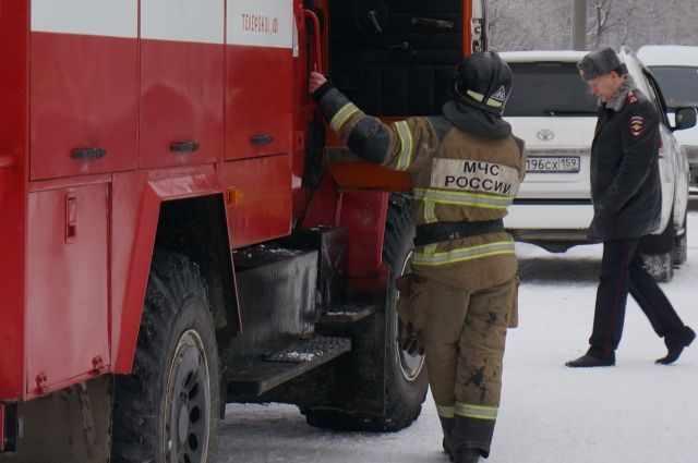 Огонь тушили 4 пожарные машины.