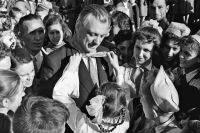 Московские пионеры повязывают галстук Сергею Михалкову на Красной площади в День рождения пионерской организации 19 мая 1959 года.