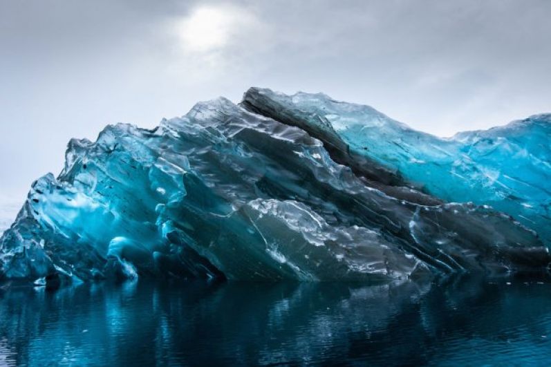 Ученые предполагают, что глыбы льда длительное время находились под водой, что тоже повлияло и на их форму, и на окраску.