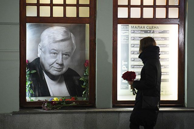 Люди приносят цветы к портрету Олега Табакова возле главного входа в МХТ им. А. П. Чехова в связи со смертью артиста.