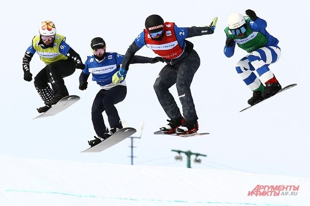 Спортсмен 6 букв. На борде в Крылатском. Борд кросс Fis пьедестал. Дисциплина бордкросс. Стартовые калитки по борд кроссу Аляска.