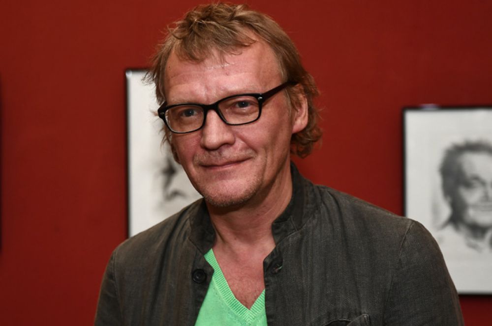 Алексей Серебряков играл в «Табакерке» в 1986-1991 годах, а перед этим был студентом Табакова в ГИТИСе. Актер всегда больше тяготел к кинематографу, на котором в итоге и остановился.