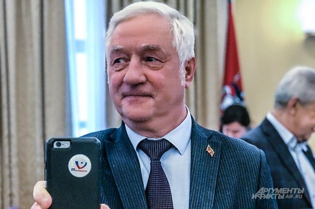 Глава Мосгоризбиркома Валентин Горбунов демонстрирует, как мобильный превращается в инструмент агитации отдать свой голос на выборах.