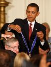 Президент США Барак Обама вручает Стивену Хокину медаль Свободы ученому в восточной комнате Белого дома в Вашингтоне. 12 августа 2009 года.