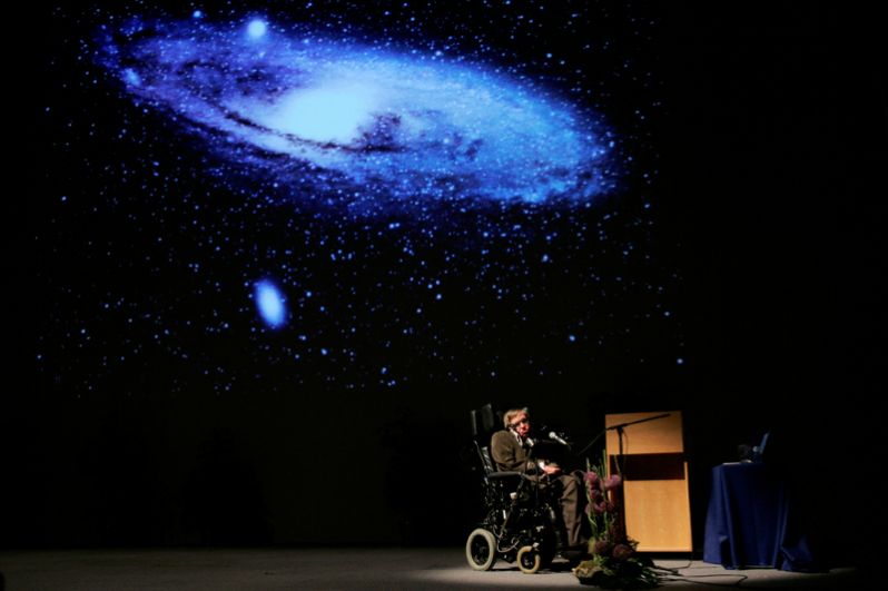 Стивен Хокинг читает лекцию «Происхождение Вселенной» в конференц-зале Heysel в Брюсселе. 20 мая 2007 года.