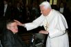 Папа Бенедикт XVI приветствует британского профессора Стивена Хокинга во время встречи ученых в Ватикане. 31 октября 2008 года.