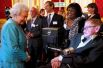 Королева Елизавета IIвстречает Стивена Хокинга во время благотворительного приема во дворце Сент-Джеймс в Лондоне. 29 мая 2014 года.