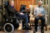 Бывший президент ЮАР Нельсон Мандела на встрече со Стивеном Хокингом в офисе Фонда Манделы в Йоханнесбурге. 15 мая 2008 года.