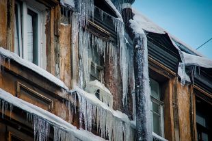 Люди пеняют на сосульки на крышах домов, которые никто не сбивает.