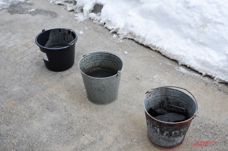 Три результата процесса обеззараживания воды: поступающие канализационные стоки (слева), илистый осадок (посередине), кеги (справа) – твердые отходы, оставшиеся от переработки.