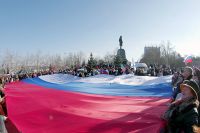 В Севастополе на площади Нахимова в годовщину назначения референдума о воссоединении Крыма с Россией развернули гигантский триколор. 