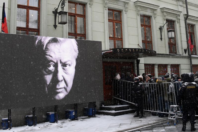 Люди стоят в очереди у входа в здание Московского Художественного театра имени Чехова в Камергерском переулке, где проходит церемония прощания с актером Олегом Табаковым.