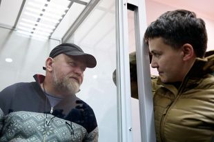 Владимир Рубан и Надежда Савченко во время судебного заседания в Киеве.