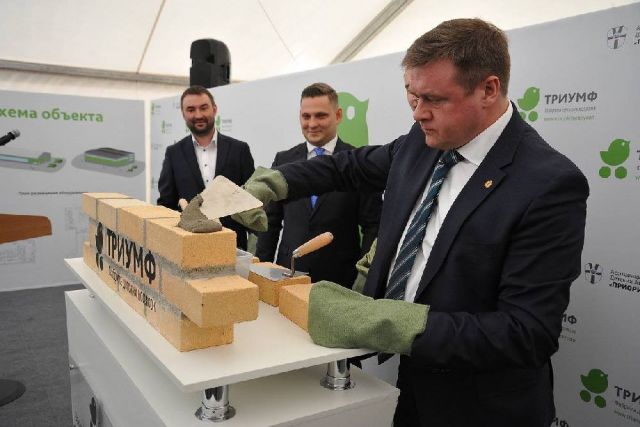 Николай Любимов закладывает первый камень в строительство завода.