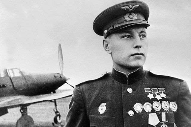 Трижды Герой Советского Союза, летчик, гвардии полковник Александр Иванович Покрышкин, 1945 г.