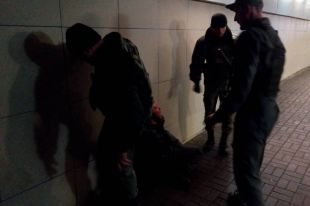 В Киеве возле НАУ мужчина с ножом набросился на женщину с ребенком